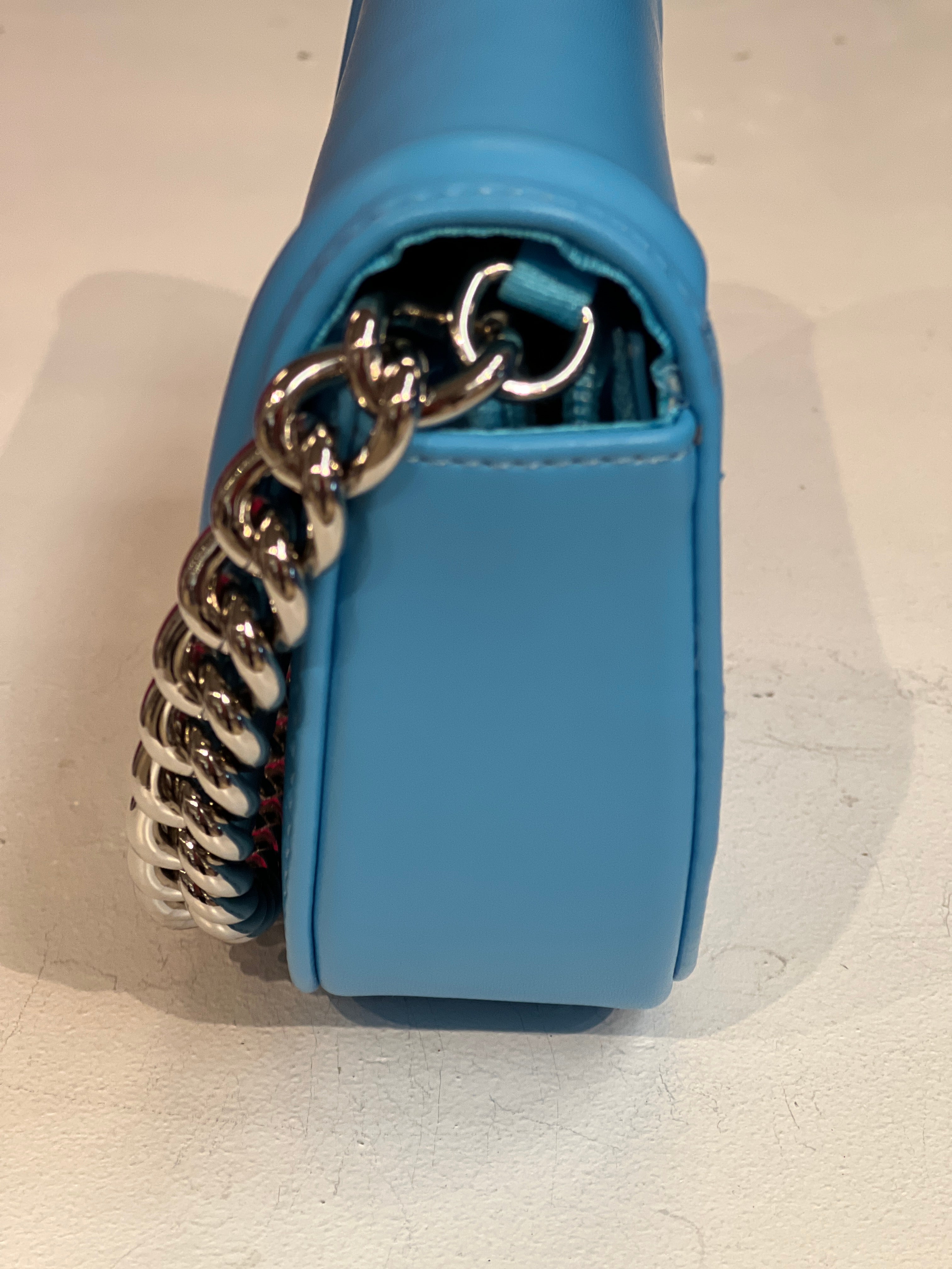 Rose - Liten handväska med stenimitation och silverkedja